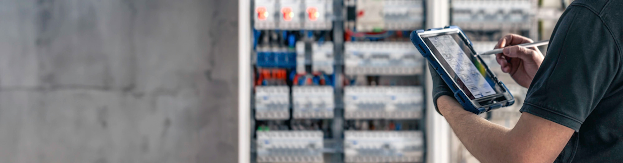 Sicherungsautomaten in einer Verteilanlage – Elektroinstallationen der Urs Lüscher AG Schöftland