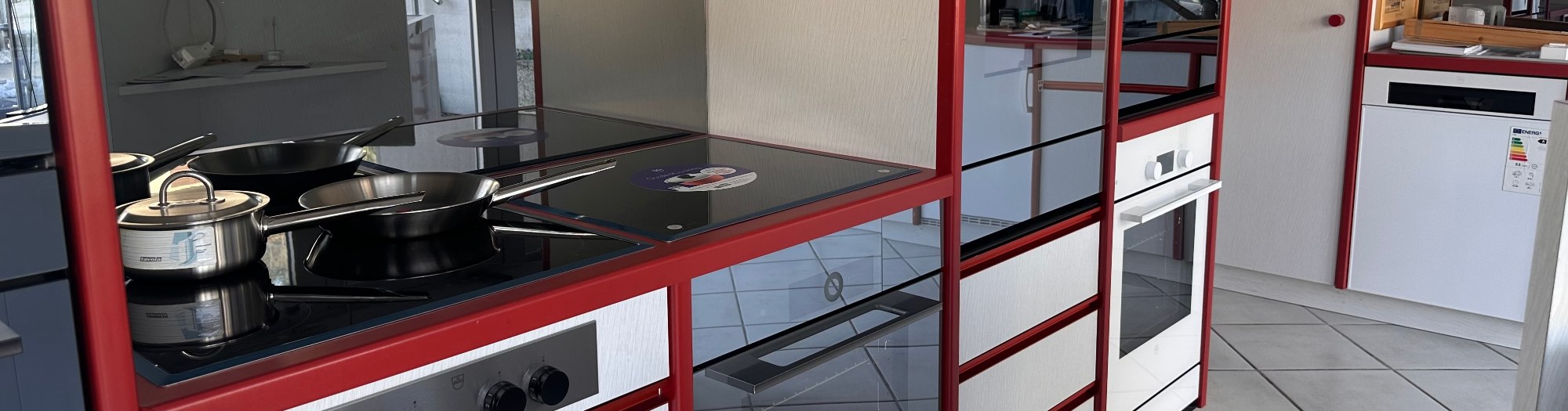 Moderne Ausstellungsküche mit Einbaugeräten im Showroom der Urs Lüscher AG Schöftland